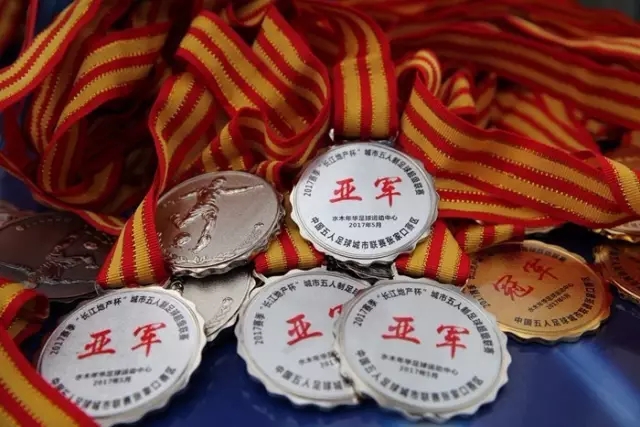 年轻总统的朴素生活：无房无车骑车上班